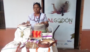 Artesanía hecha en algodón es uno de los destaques de feria en Bolivia